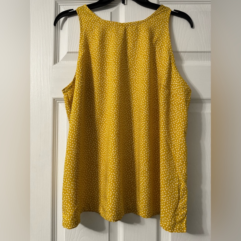 Old Navy High Neck Sleeveless Too never worn size Large